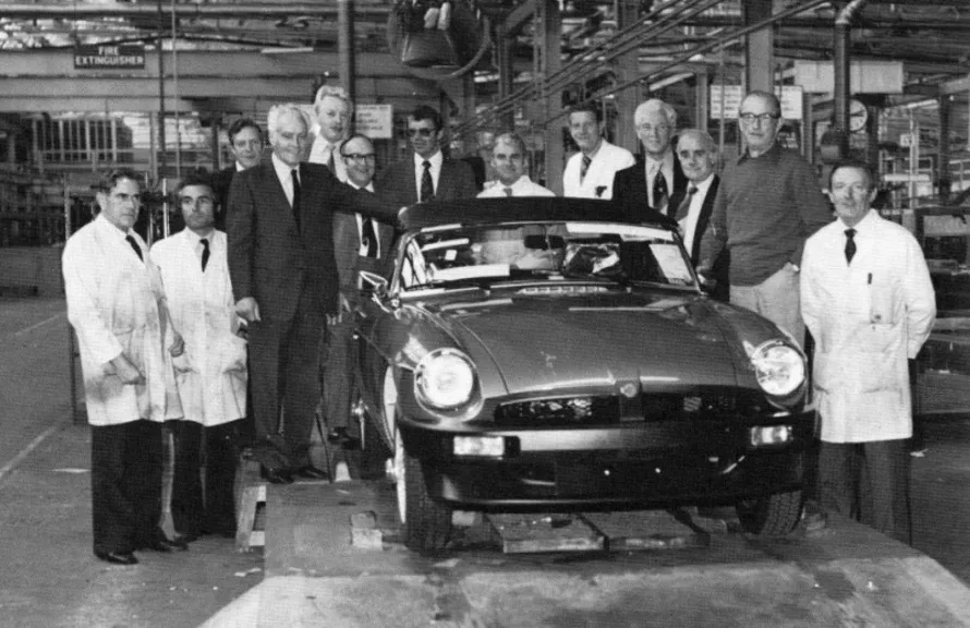 https://acc.louwmanmuseum.nl/app/uploads/2023/05/De-laatste-MGB-op-de-productielijn-in-Abingdon-jpg-webp.webp